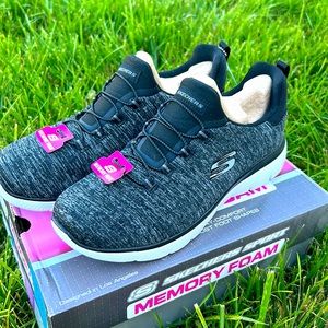 Women’s size 8.5 sketchers sport memory foam sneakers